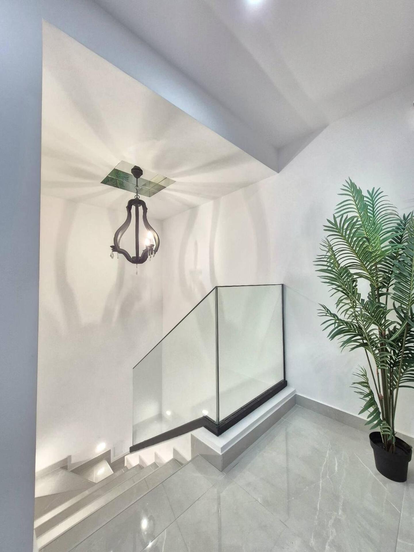 Happy Travel Renovated Duplex Apartemen Marbella